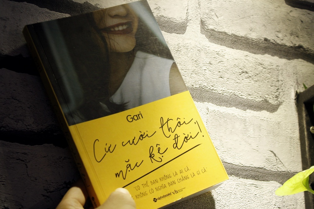 'Cu cuoi thoi, mac ke doi': Mot cach de vuot qua nhung don dau hinh anh