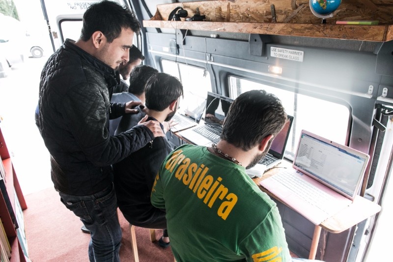 thu vien tren xe bus anh 2