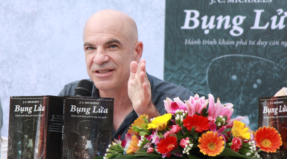 Nha van J.C.Michaels: ‘Van hoc khong phai de giai tri' hinh anh