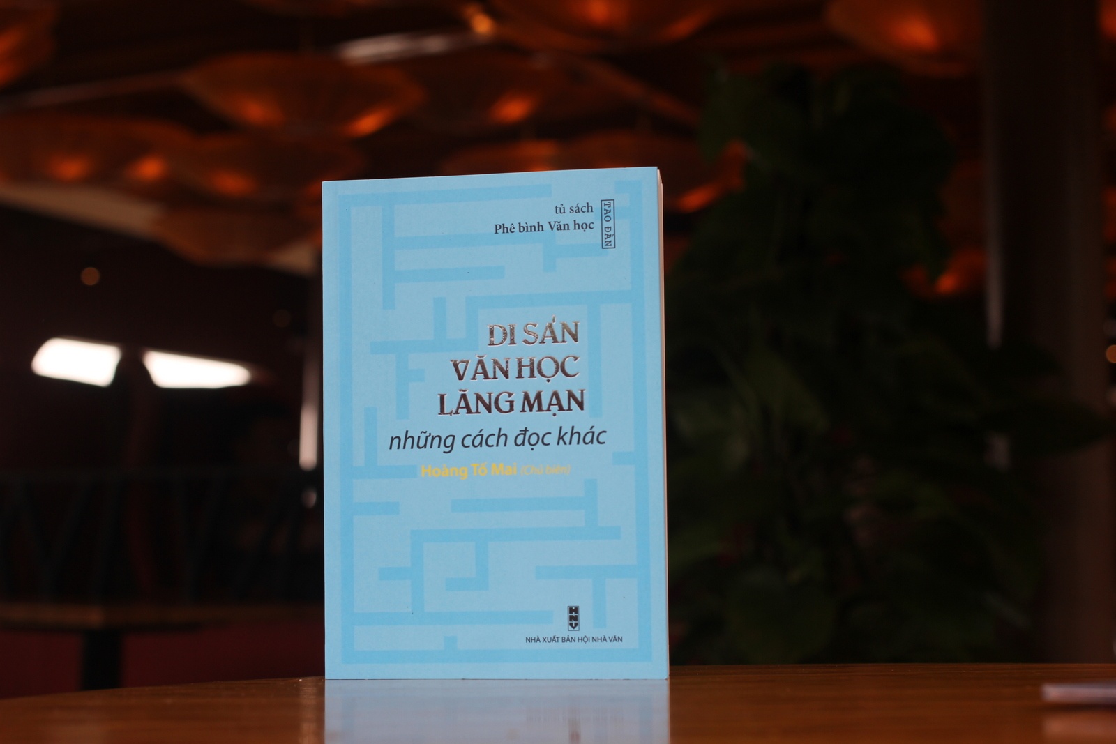 nghien cuu van hoc lang man cua Hoang To Mai anh 1