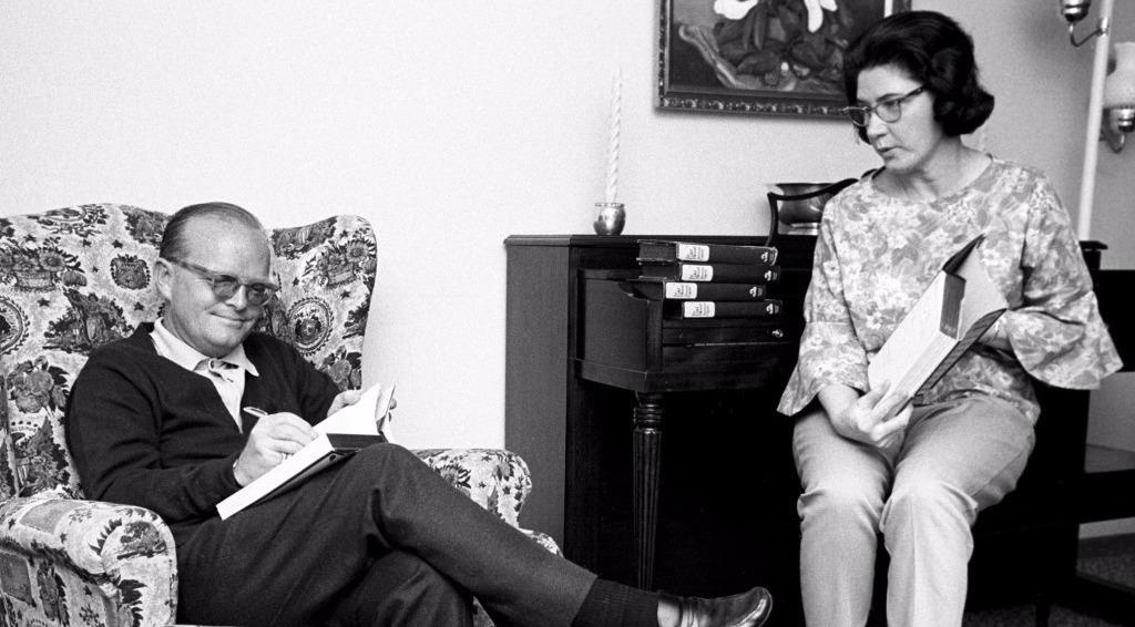 3 tinh ban giua cac nha van ket thuc trong tiec nuoi hinh anh