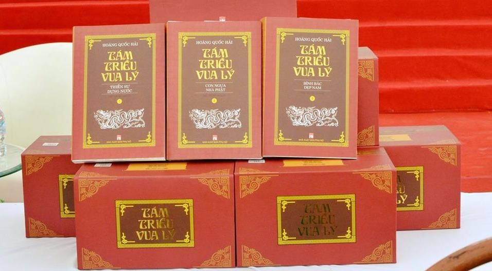 Nha van suyt mu mat khi viet 'Tam trieu vua Ly' hinh anh