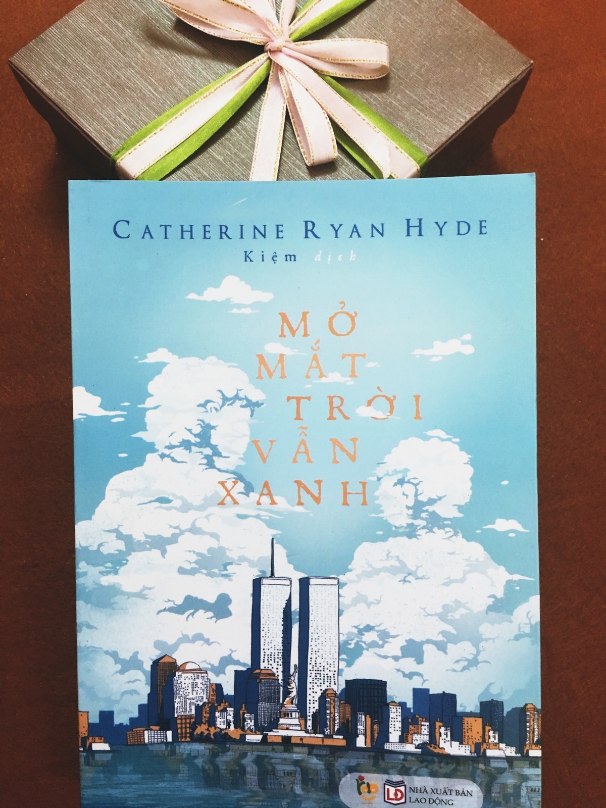 giới thiệu sách Mở mắt trời vẫn xanh ảnh 1 gioi thieu sach Mo mat troi van xanh anh 1