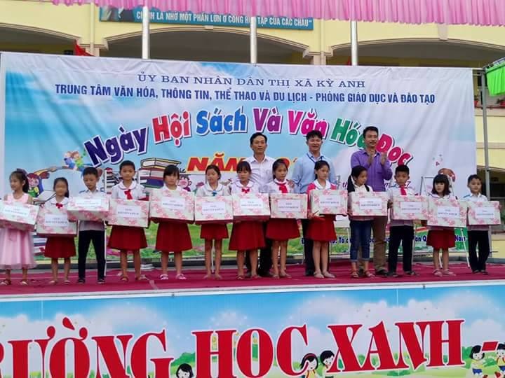 Truong Tieu hoc Ky Long tung bung ngay hoi sach cho hoc sinh hinh anh