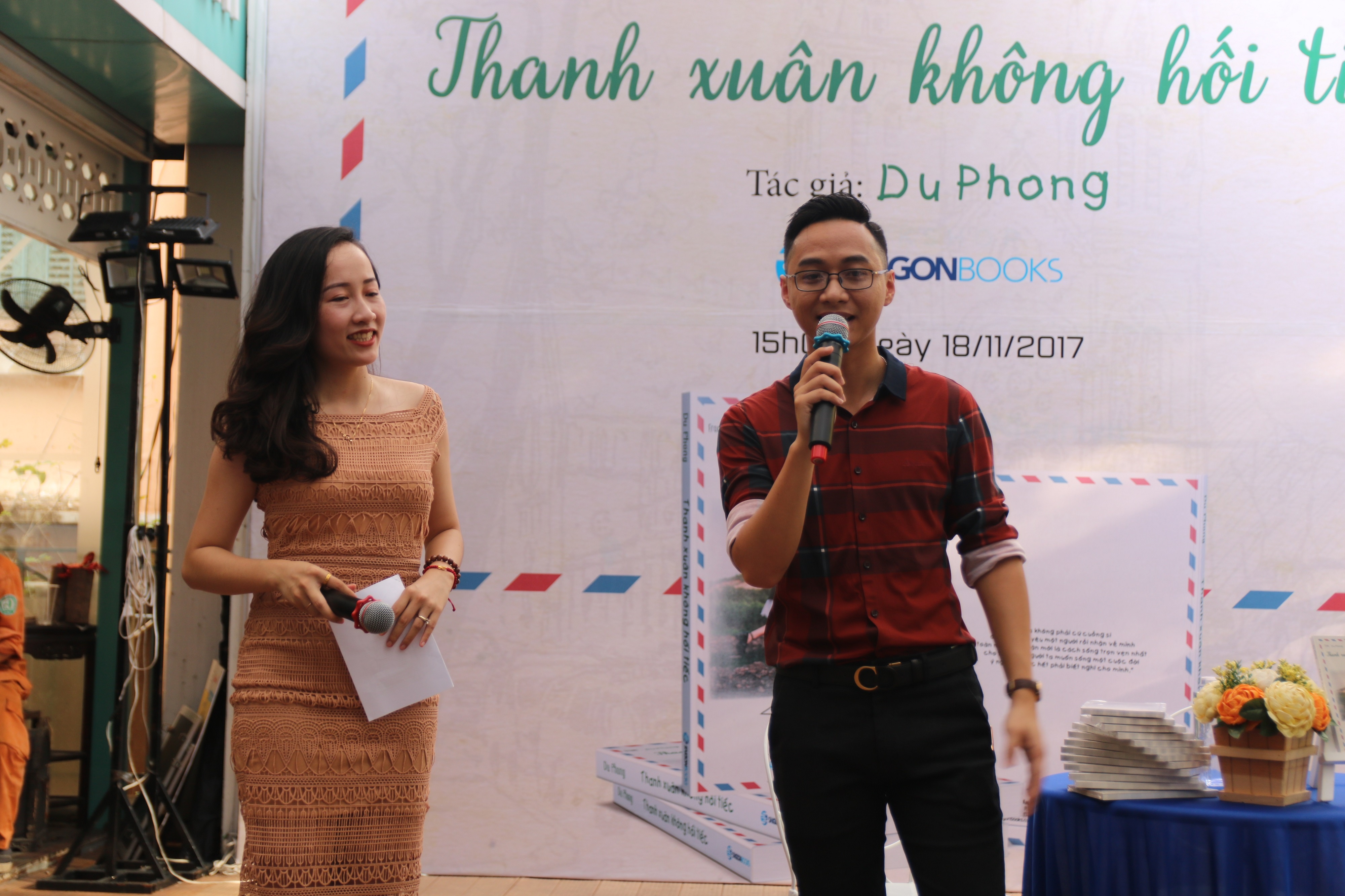 Du Phong va sach Thanh xuan khong hoi tiec anh 1
