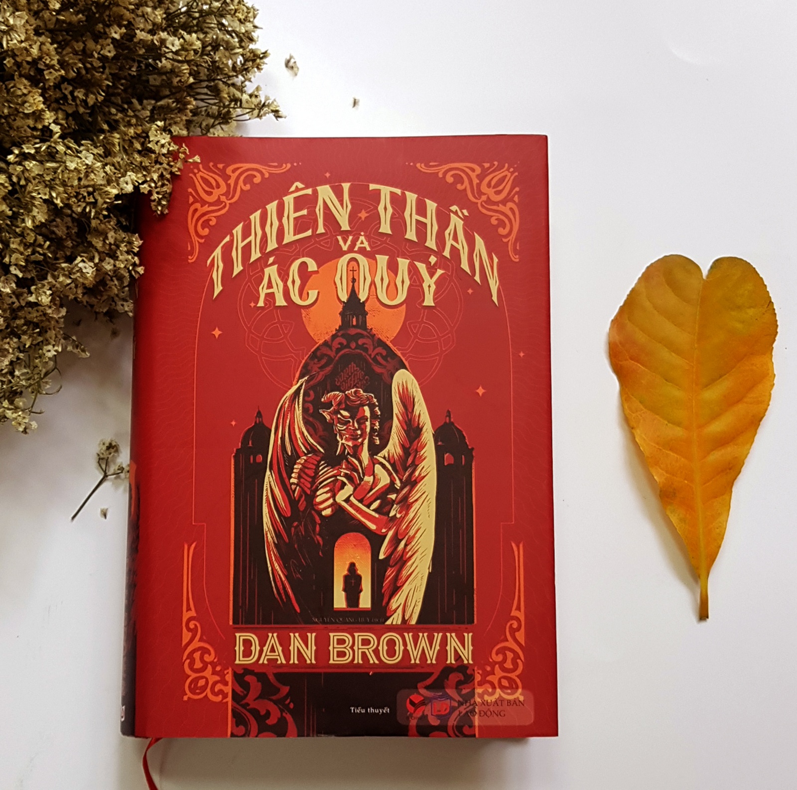 Thien than va Ac quy cua Dan Brown anh 1