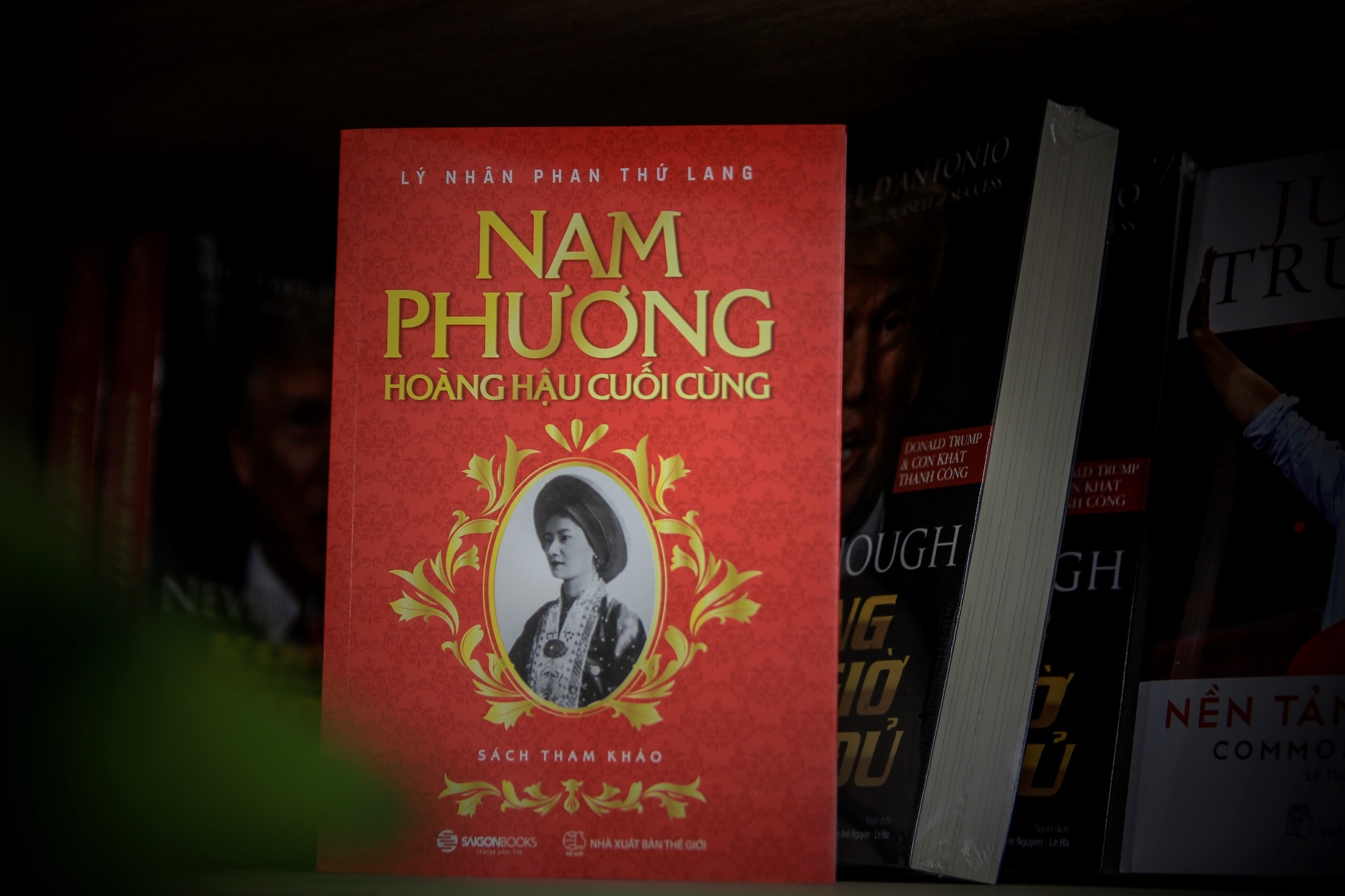 Ra sach ve cuoc doi thang tram cua Nam Phuong hoang hau hinh anh