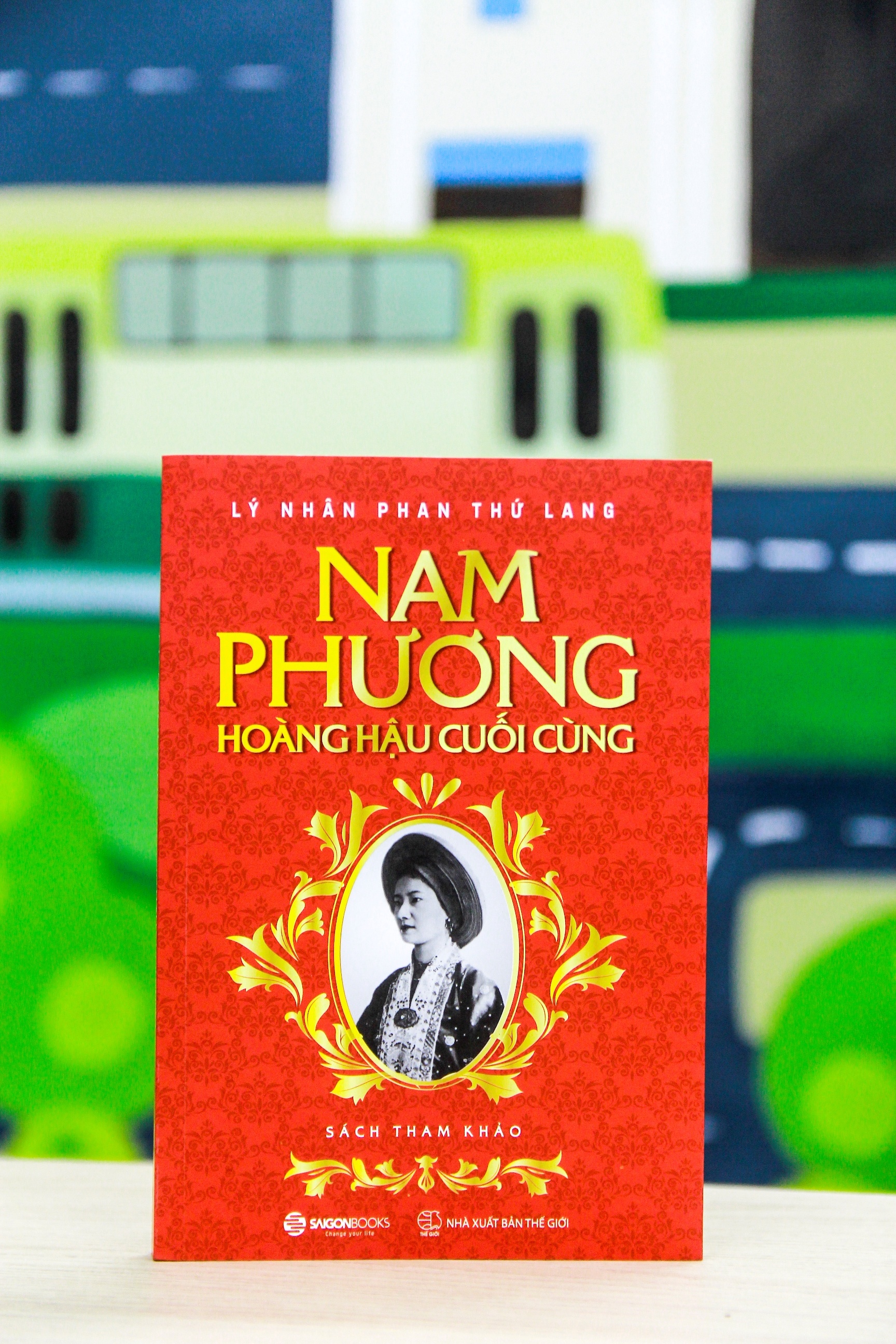 sách về Nam Phương hoàng hậu ra mắt ảnh 1 sach ve Nam Phuong hoang hau ra mat anh 1