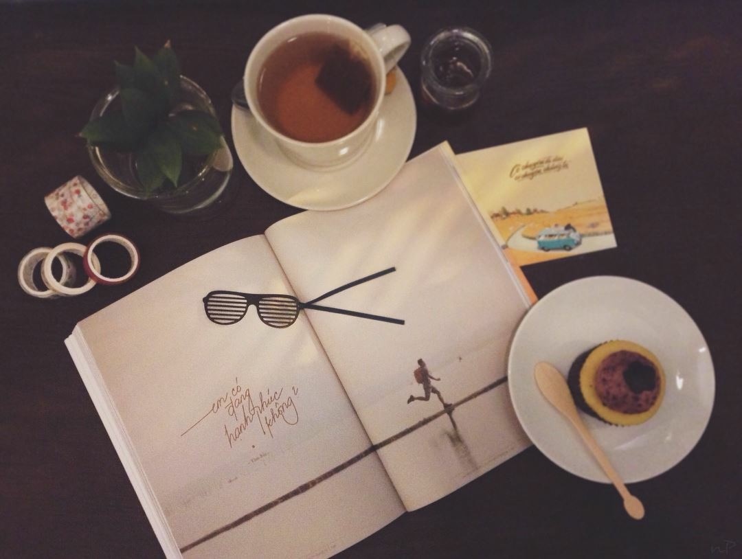 Cuon sach dep ve cam hung len duong hinh anh