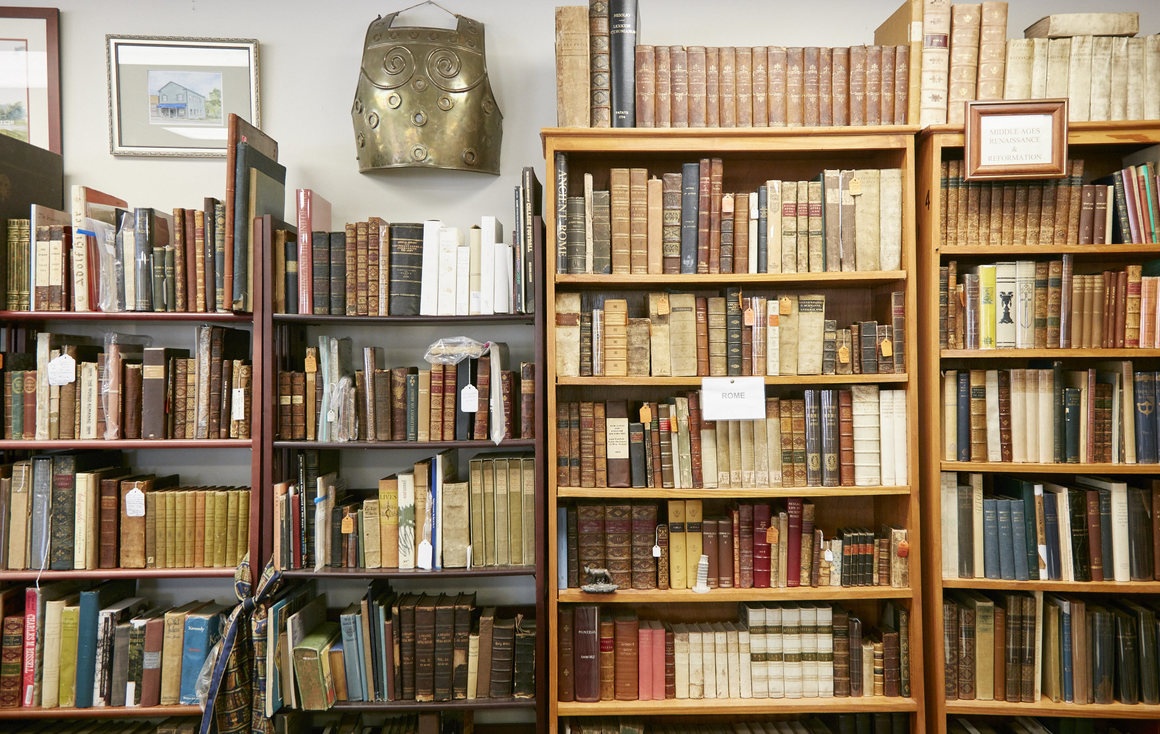 O thi tran cu 100 nguoi co 1 tiem sach hinh anh