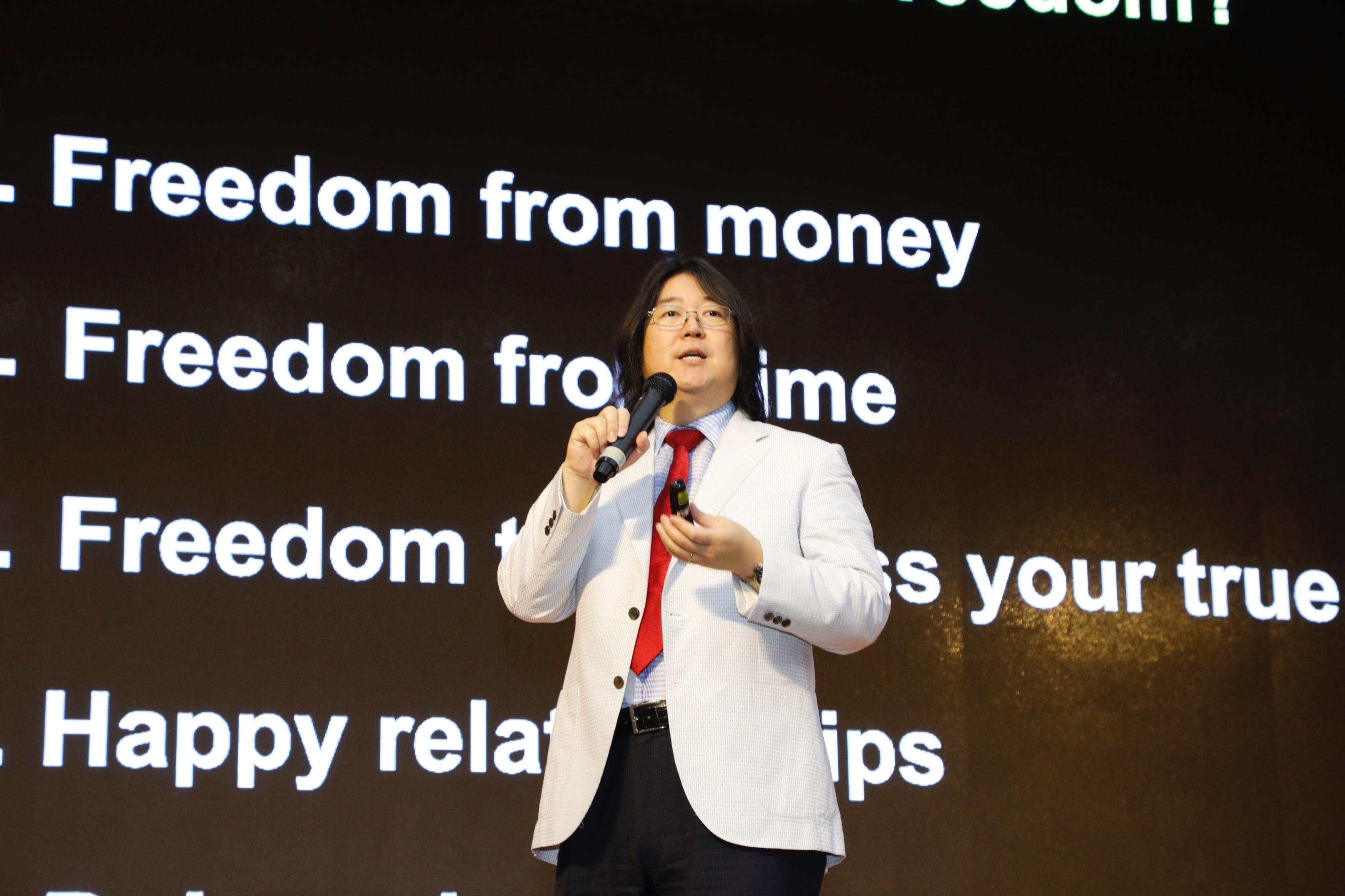 tac gia Ken Honda sang Viet Nam anh 1