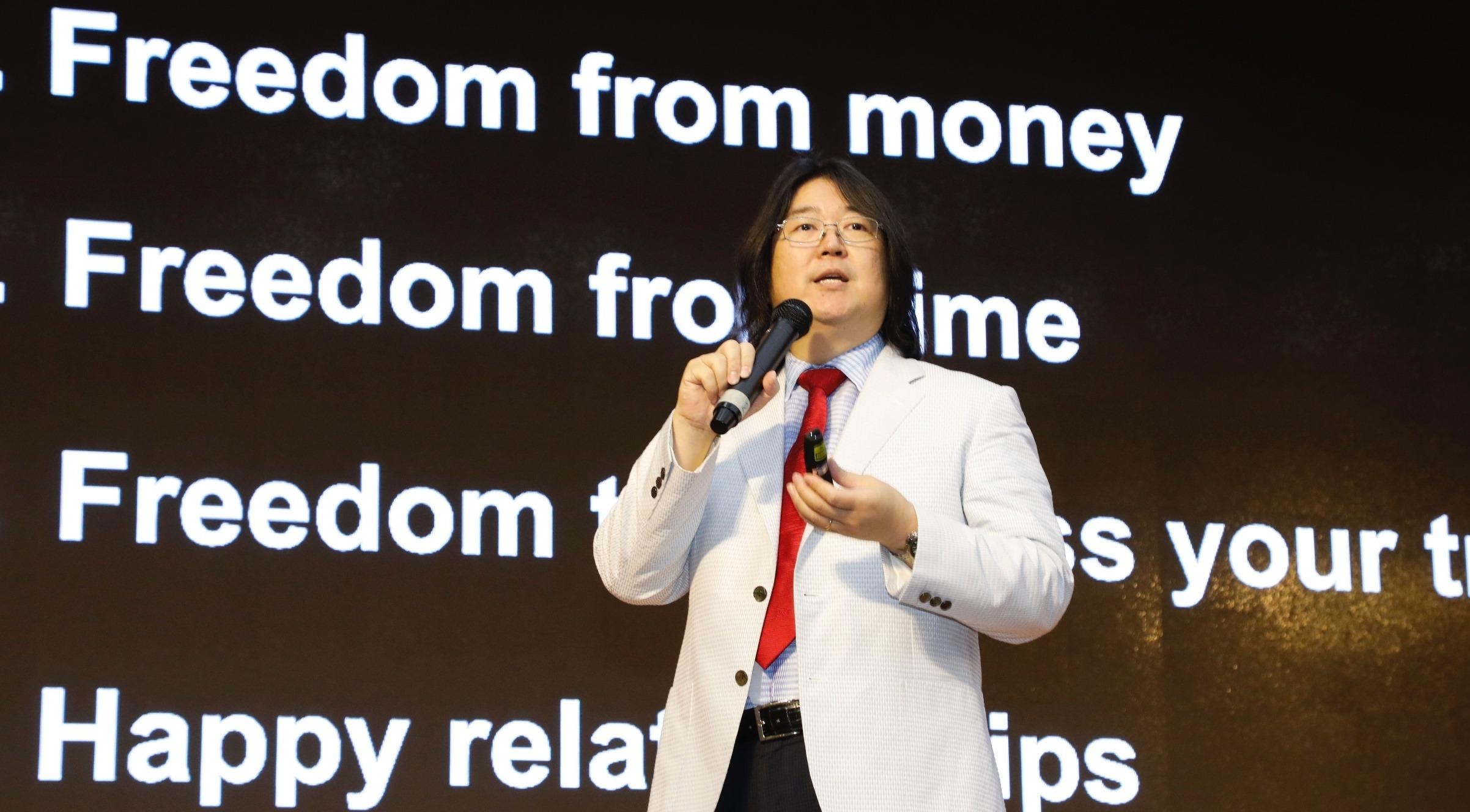 Ken Honda voi cam hung song giau co va hanh phuc hinh anh