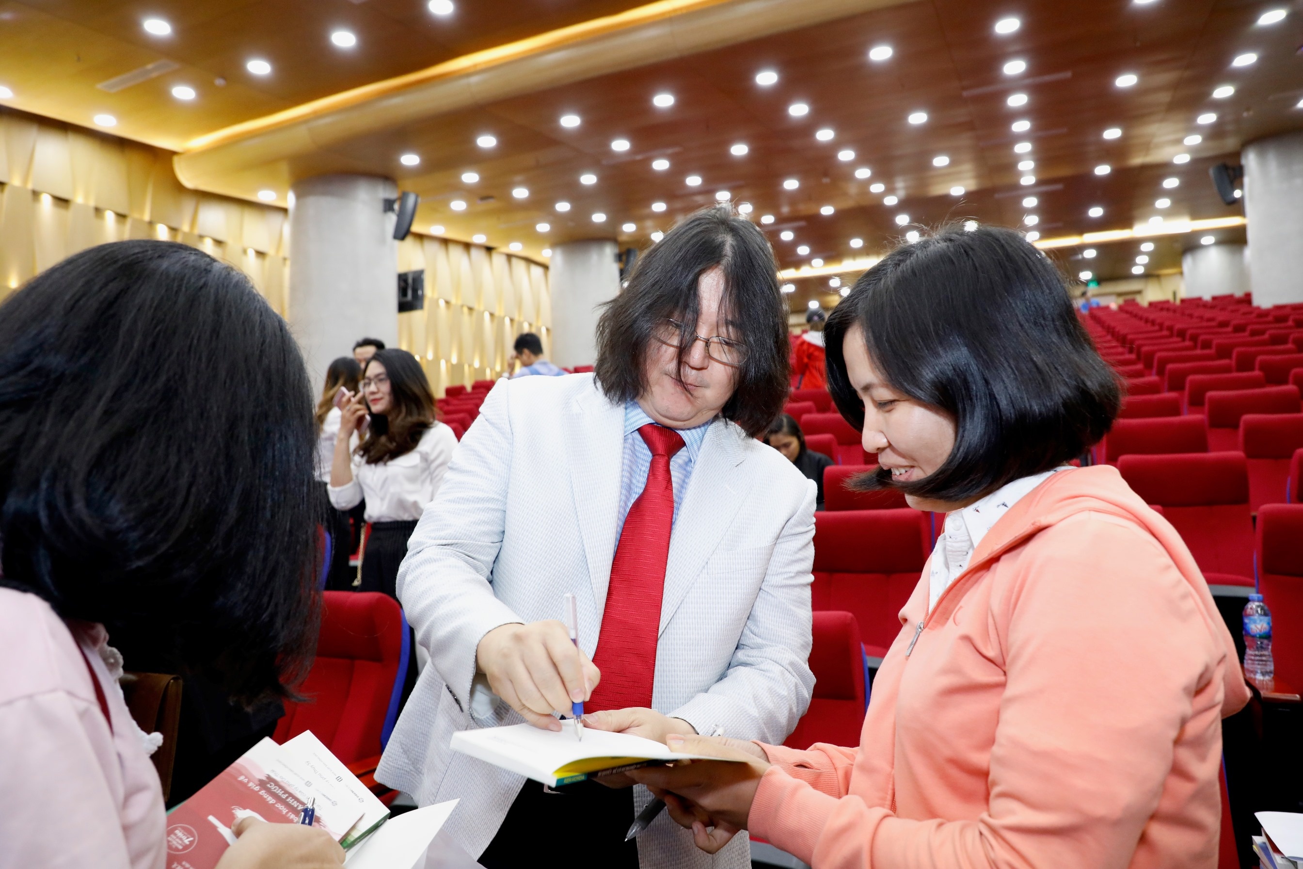 tac gia Ken Honda sang Viet Nam anh 2