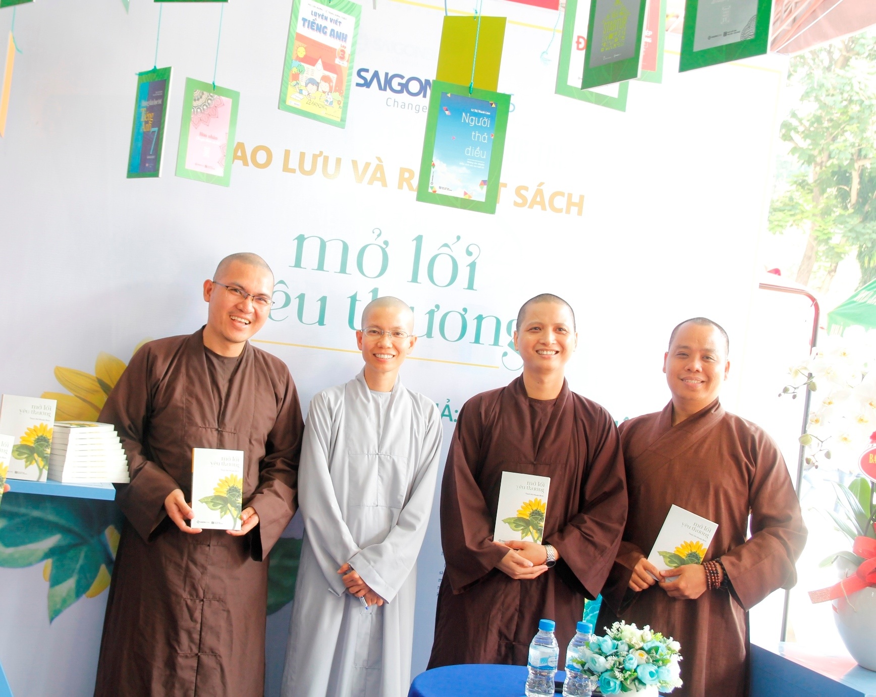 giao luu ra mat sach Mo loi yeu thuong anh 2