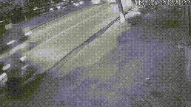 Oto bo chay sau khi hat tung nguoi di duong vao goc cay hinh anh