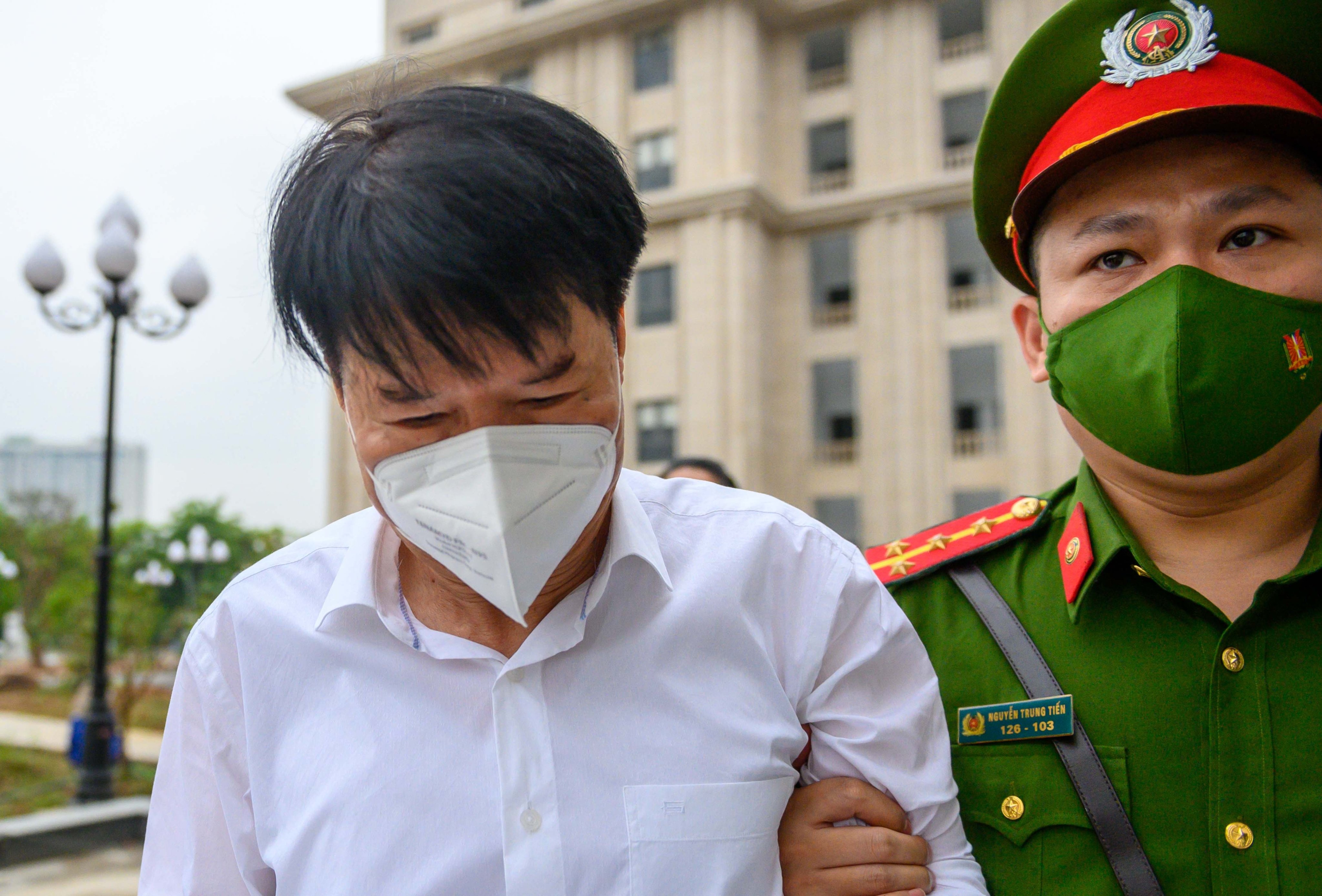 Cuu Thu truong Truong Quoc Cuong ne ong kinh may anh khi hau toa hinh anh