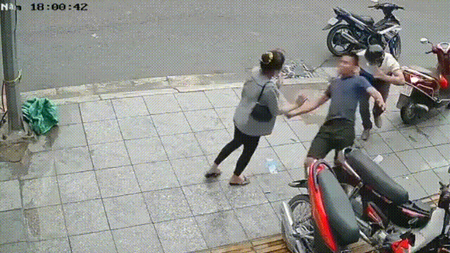 Nam thanh nien cam dao chem co gai sau cuoc tranh luan hinh anh