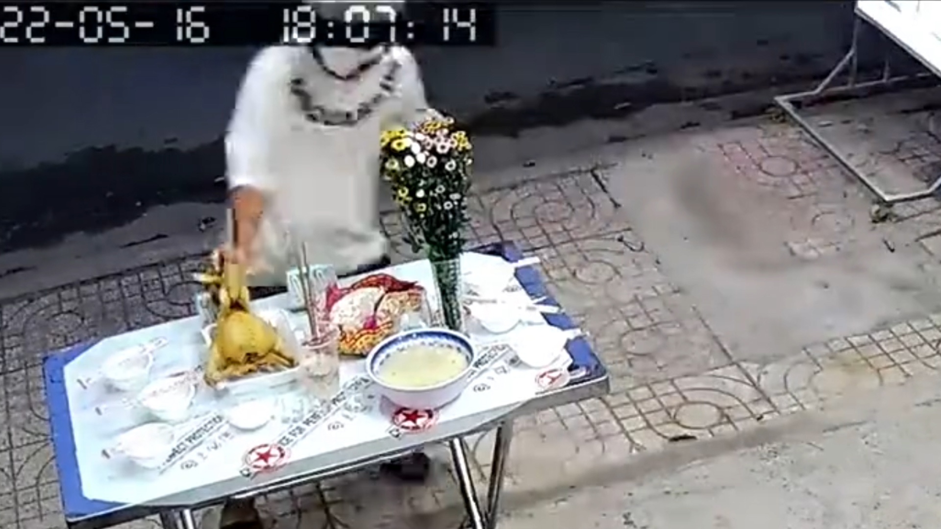 Bi trom lay mat ga cung khi dang thap huong hinh anh