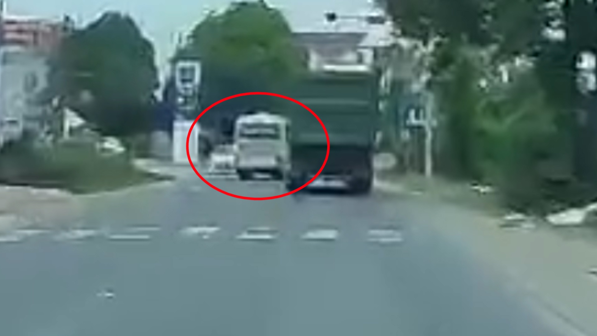 Hai nguoi di xe may bat tinh khi va cham voi oto hinh anh