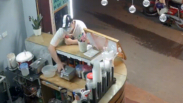 Trom hop dung tien o quan tra sua hinh anh