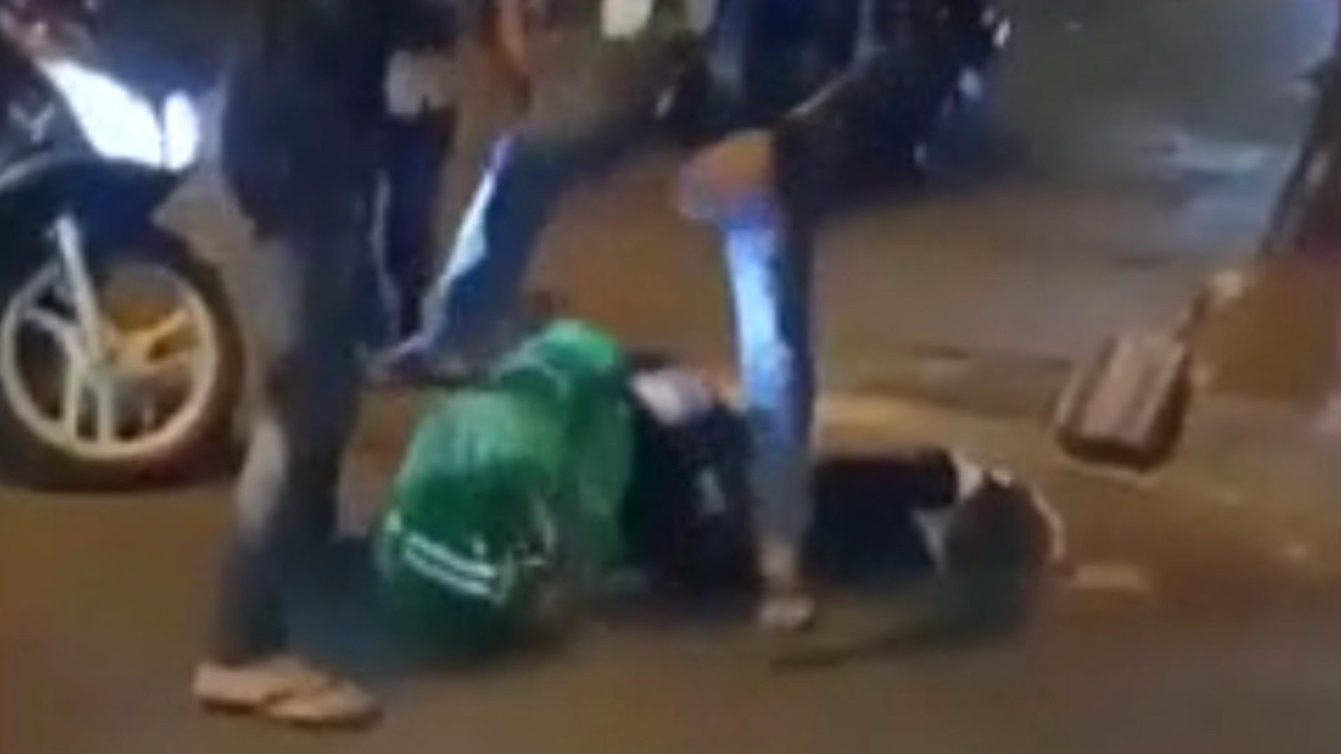 Tai xe Grab bi danh hoi dong hinh anh