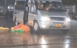 Nhom nguoi di oto xa rac xuong duong hinh anh