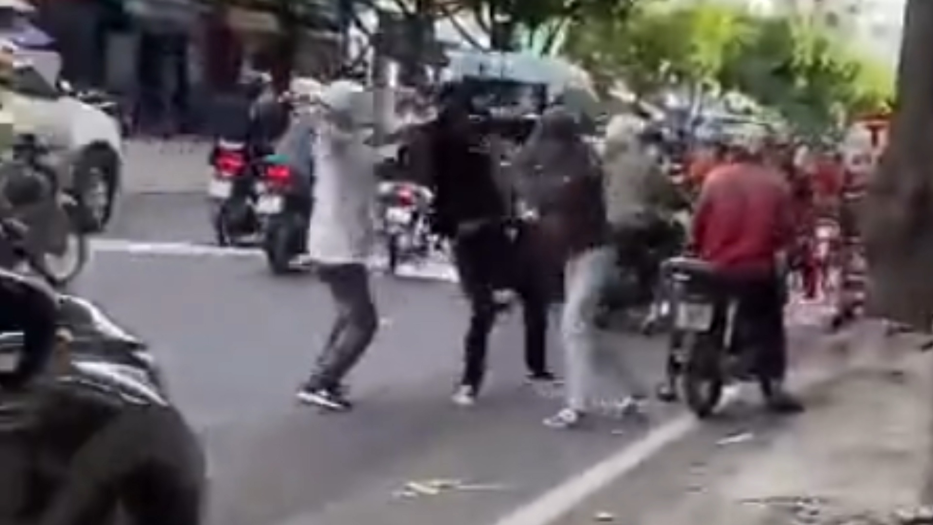 Xo xat sau va cham giao thong o TP.HCM hinh anh