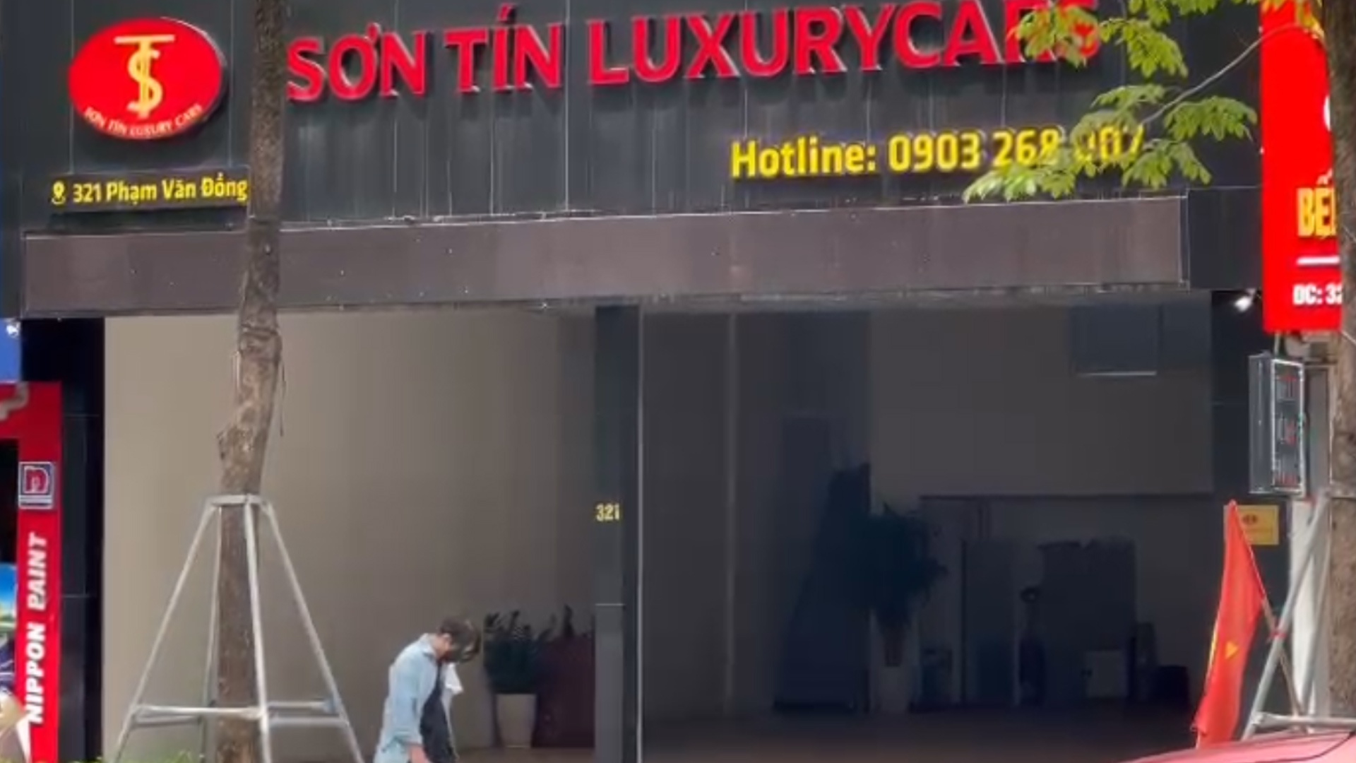 Showroom trong tron sau phan anh ban xe nhap khau dang bieu tang hinh anh