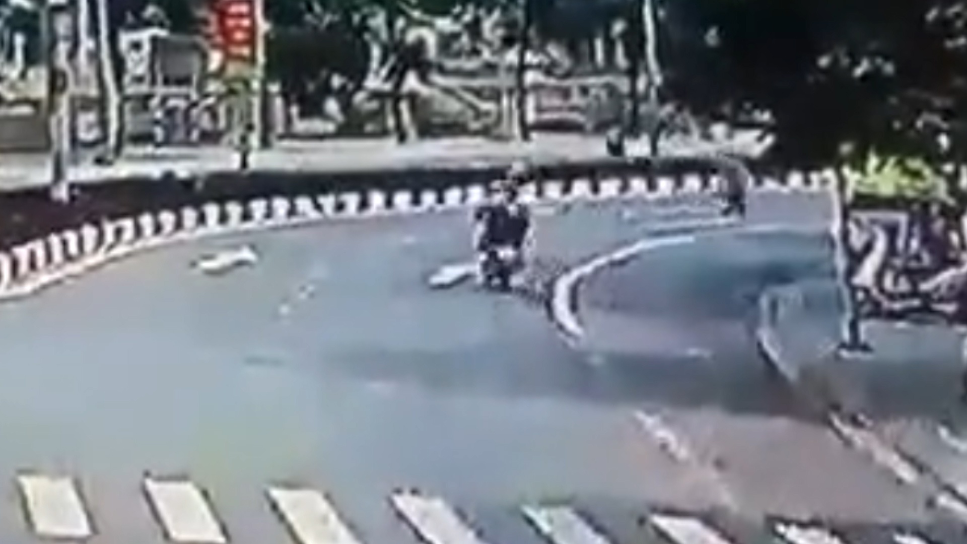 Nam thanh nien phong xe may hat vang CSGT hinh anh