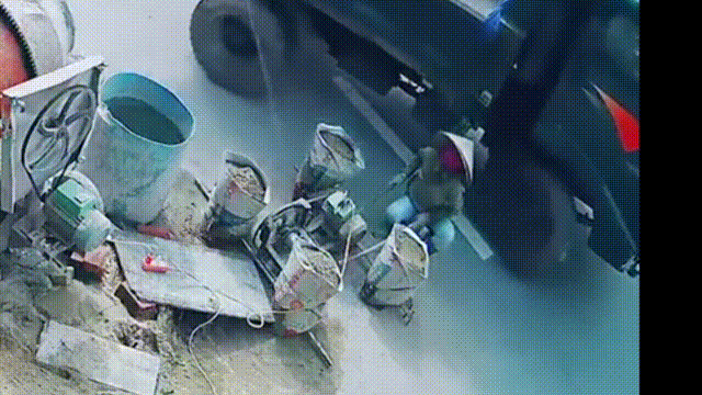 Nguoi phu nu suyt bi xe tai can trung hinh anh