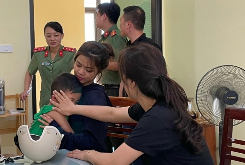 Tim thay chau be di lac anh 1