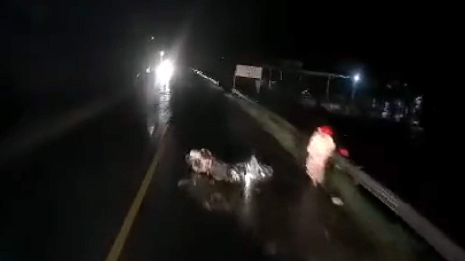 Oto lao vao hien truong vu tai nan hinh anh