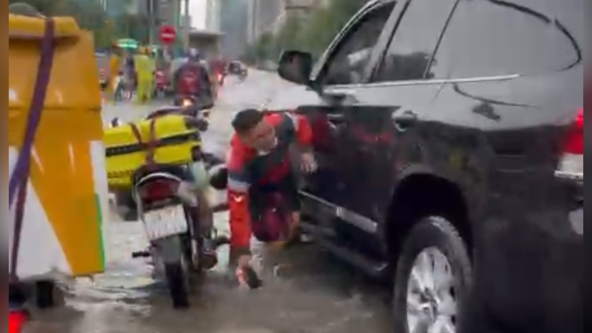 Tai xe xe may muc nuoc do vao oto hinh anh