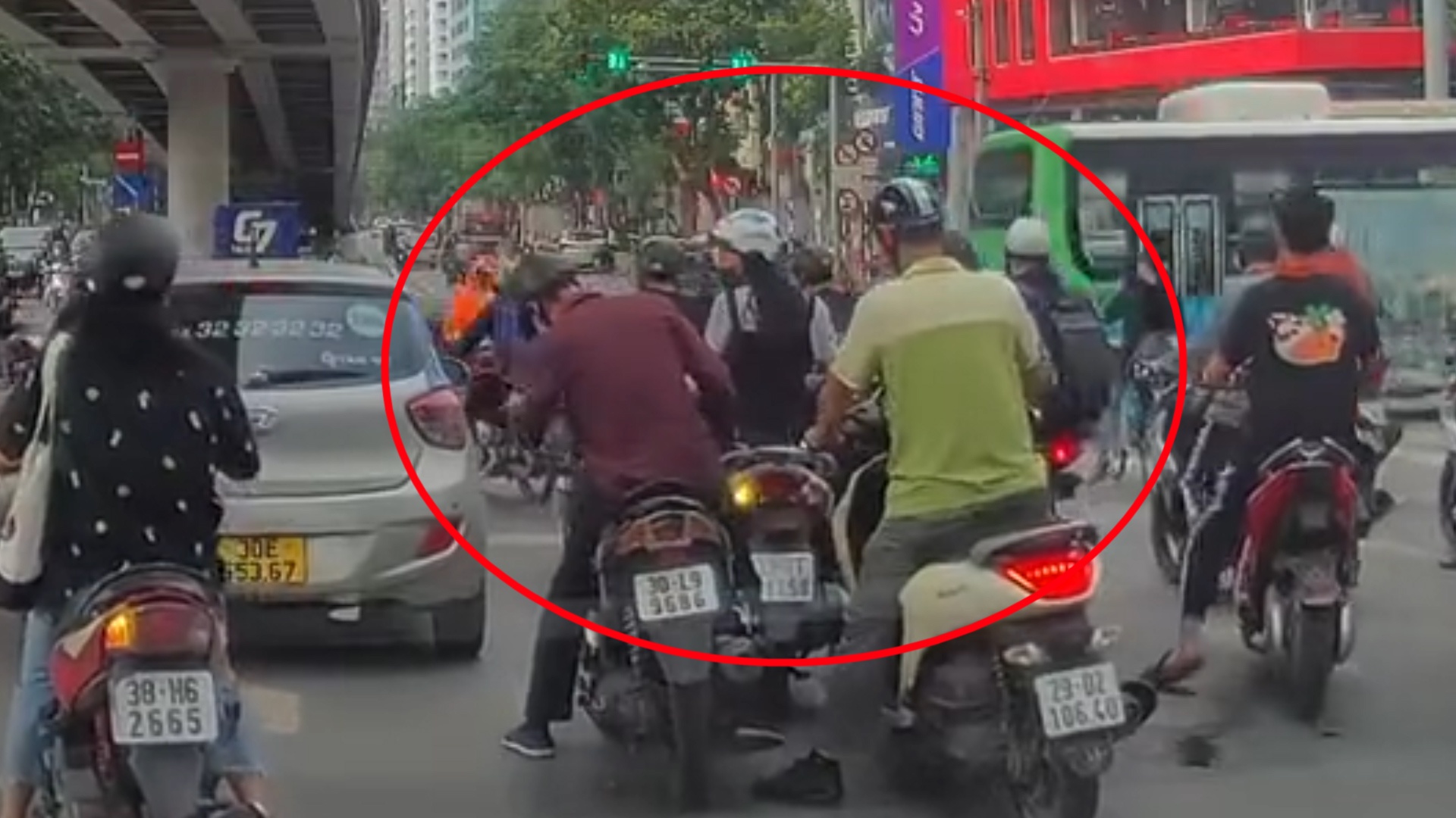 Nghi van dan canh moc tui tren pho hinh anh