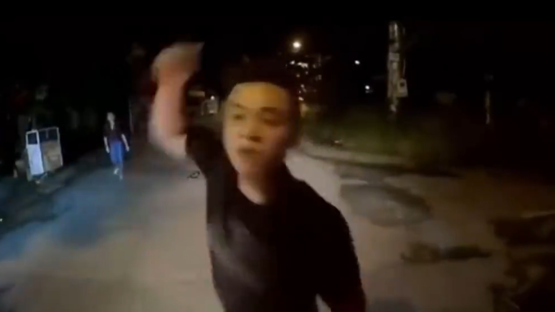 Nam thanh nien cam dao dam vao kinh oto hinh anh