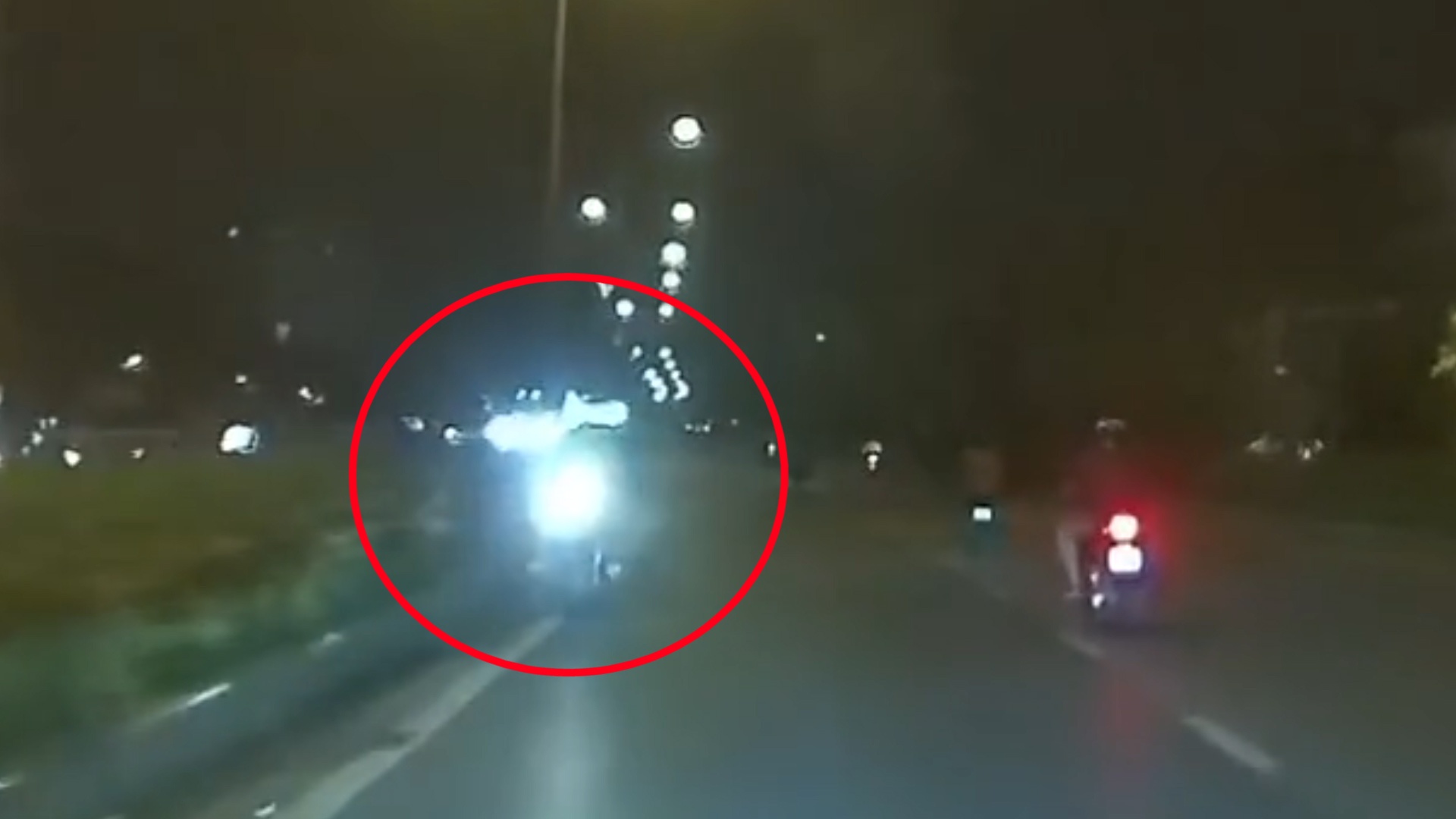 Tai xe xe may bat den pha, di nguoc chieu hinh anh