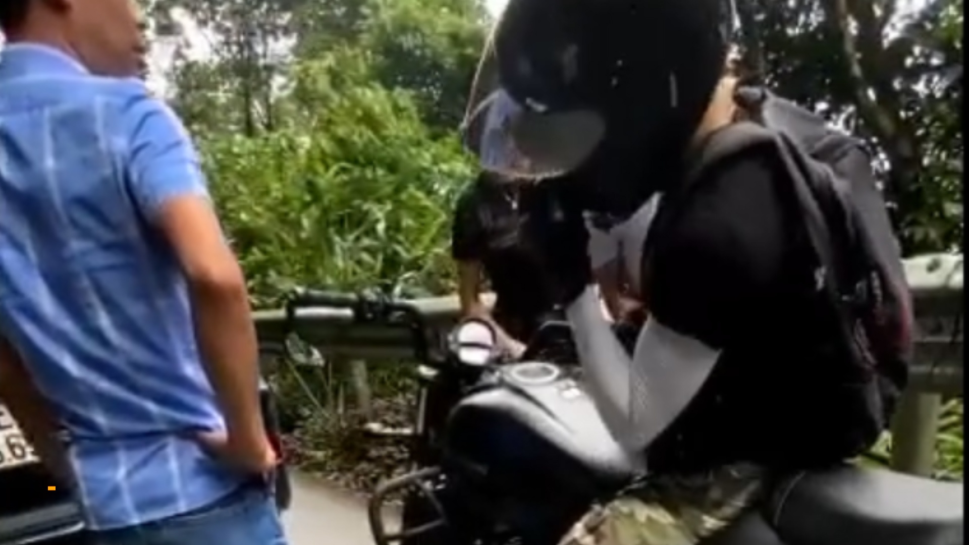 Va cham voi xe Lexus, tai xe bi hanh hung hinh anh