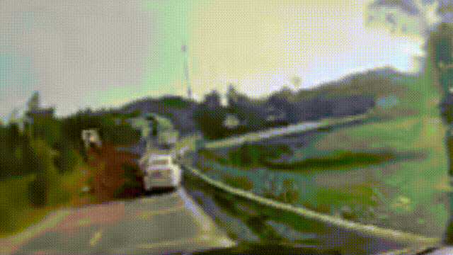 Xe ben vuot au khien 3 nguoi tu vong hinh anh