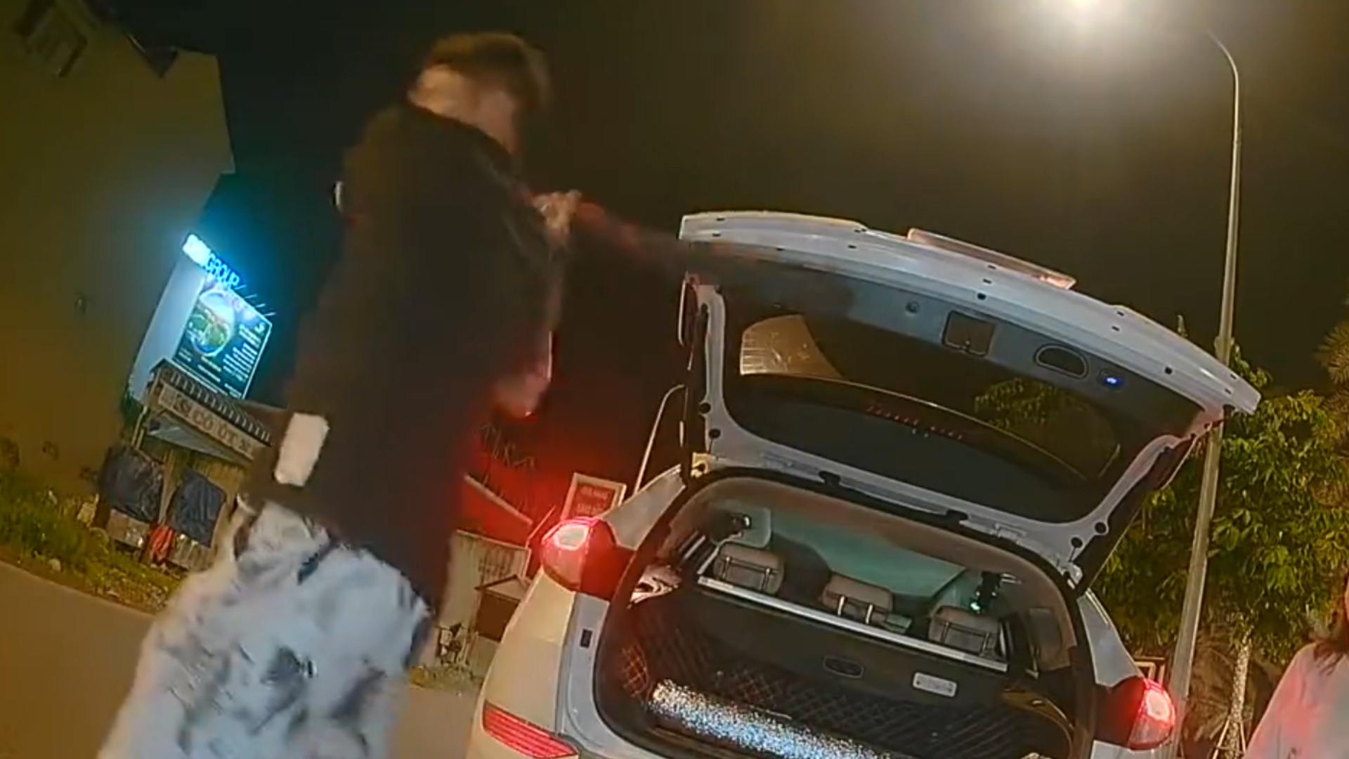 Tai xe Grab bi duoi danh sau va cham giao thong hinh anh