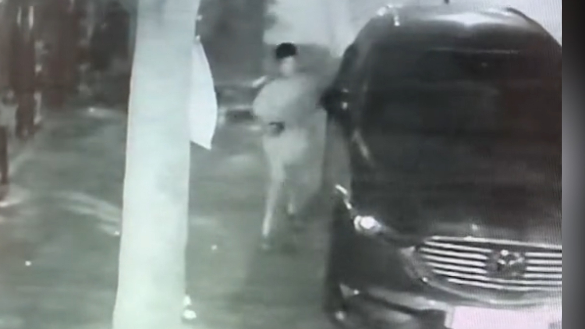 Quen khoa cua oto, chu xe Mazda bi trom lay het do hinh anh