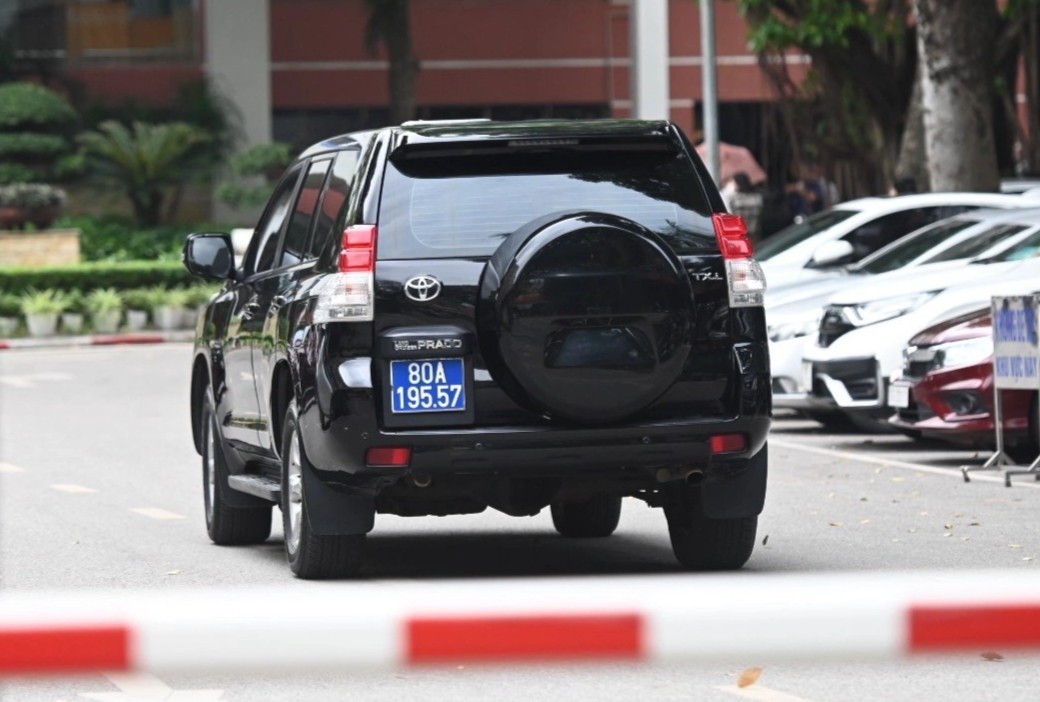 Nhieu cong an den Bo Y te hinh anh