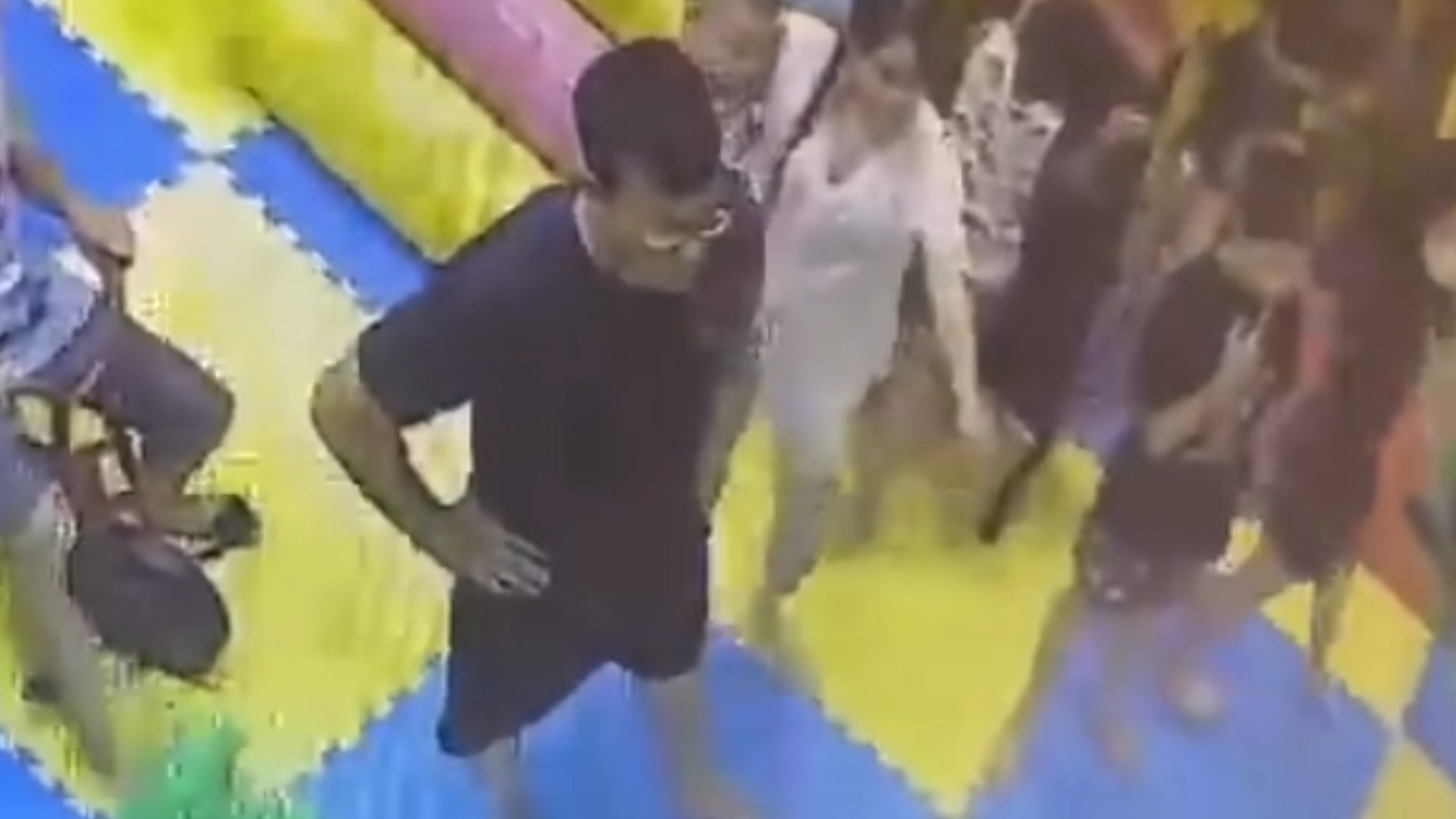 Be gai 4 tuoi bi danh o khu vui choi hinh anh