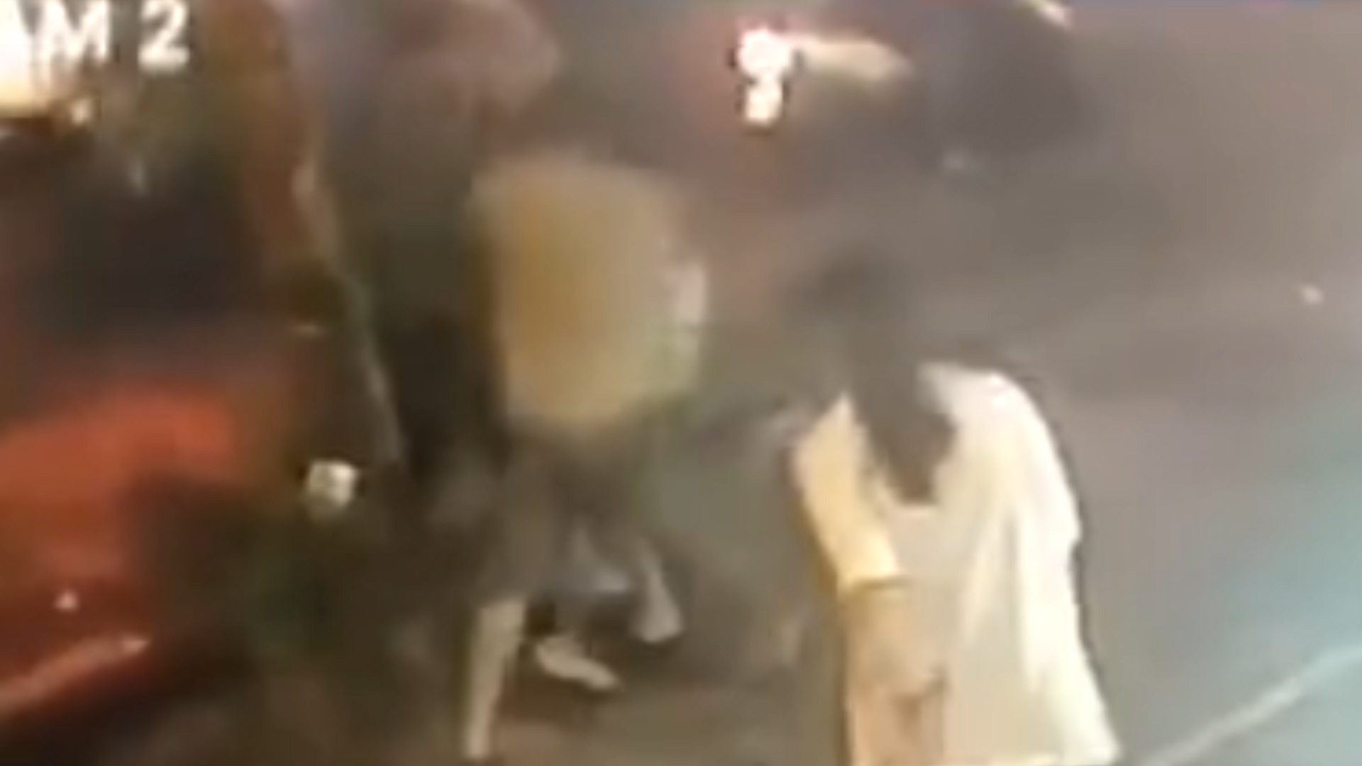 Nam thanh nien phai khau 7 mui khi bi danh hoi dong hinh anh