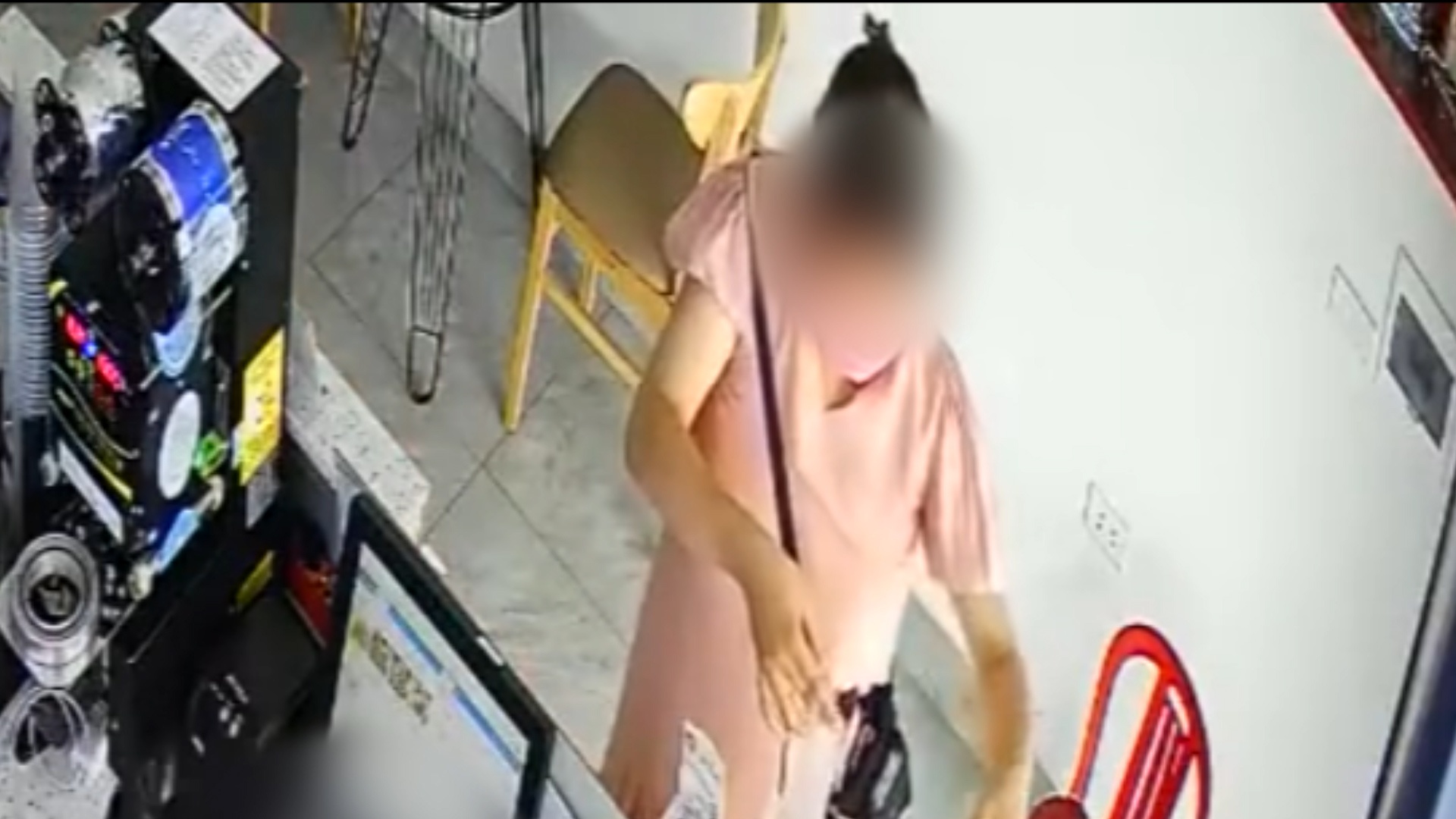 Nguoi phu nu lay trom dien thoai o quan ca phe hinh anh