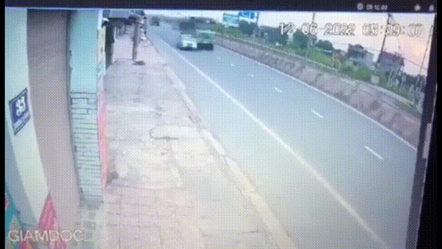 Hai nguoi tu vong sau khi xe ben va cham voi oto con hinh anh