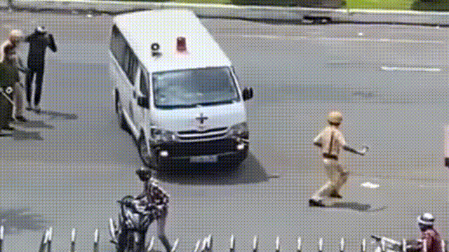 Nam thanh nien lai xe cap cuu gay nao loan duong pho hinh anh