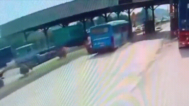 Oto con lat ngua sau khi dam vao tram thu phi hinh anh