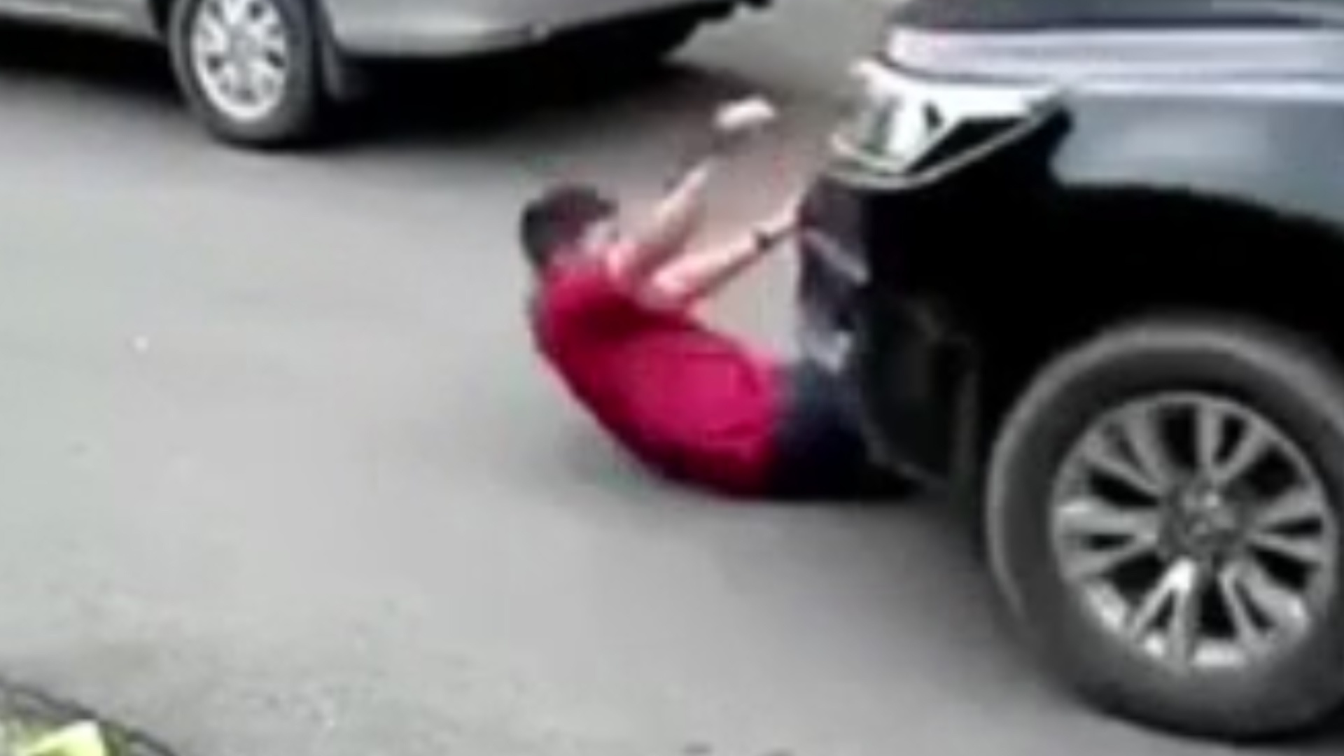 Nguoi dan ong bi oto cuon vao gam xe hinh anh