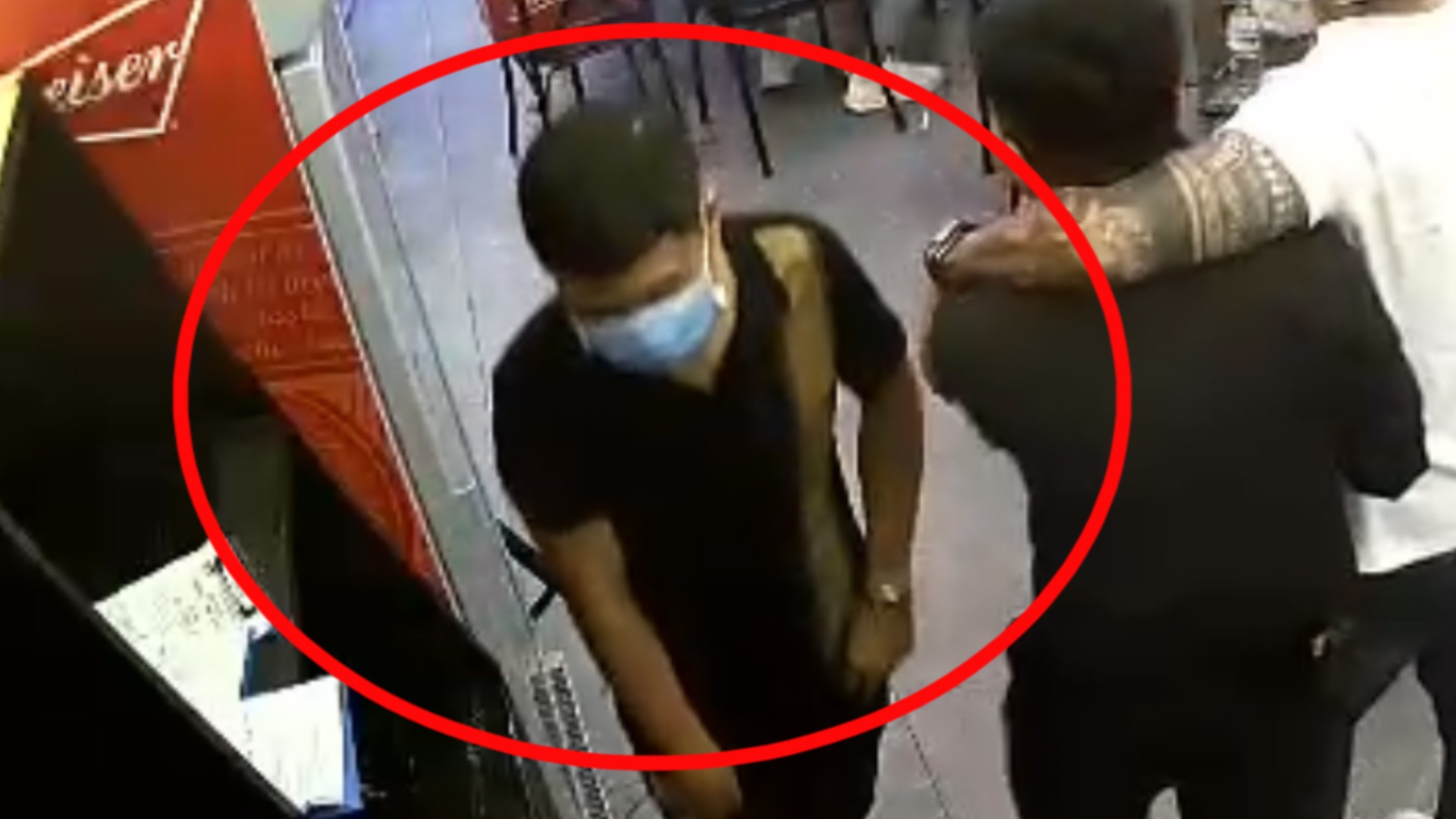 Nam thanh nien trom balo trong quan an hinh anh