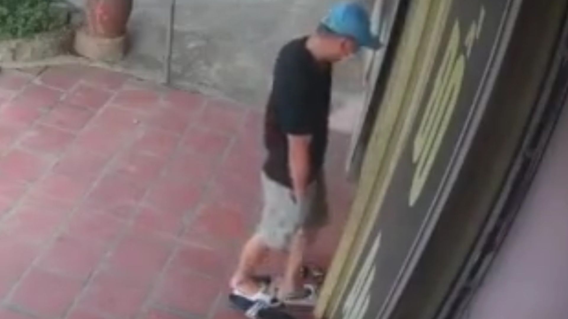 Thanh nien di oto trom dep o tiem cam do hinh anh